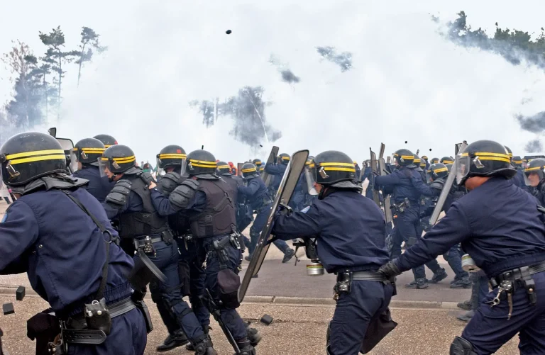 Officers-crowd-control-French-State-Security-Police